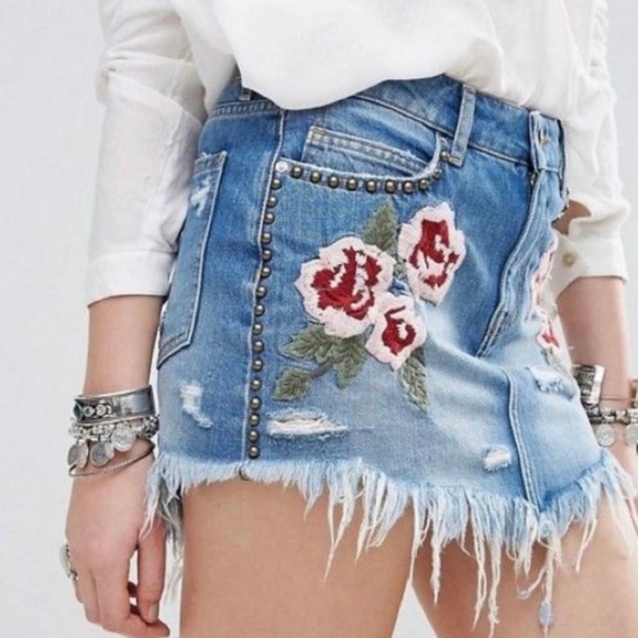Free People Wild Rose Jean Skirt Size 2 Blue Embroidered Fray Hem Mini Floral - Picture 15 of 15